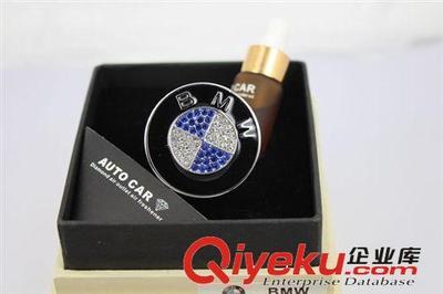 DAD鑲鉆出風(fēng)口 汽車標(biāo)志風(fēng)口香水 奔馳出風(fēng)口香熏 空調(diào)出風(fēng)口香水-饒平縣海山路士達(dá)汽車裝飾用品經(jīng)營部提供DAD鑲鉆出風(fēng)口 汽車標(biāo)志風(fēng)口香水 奔馳出風(fēng)口香熏 空調(diào)出風(fēng)口香水的相關(guān)介紹、產(chǎn)品、服務(wù)、圖片、價格饒平縣海山路士達(dá)汽車裝飾用品經(jīng)營部、汽車防爆膜;汽車改裝件;LED燈;汽車飾品;汽車香水;車載小電器;車衣